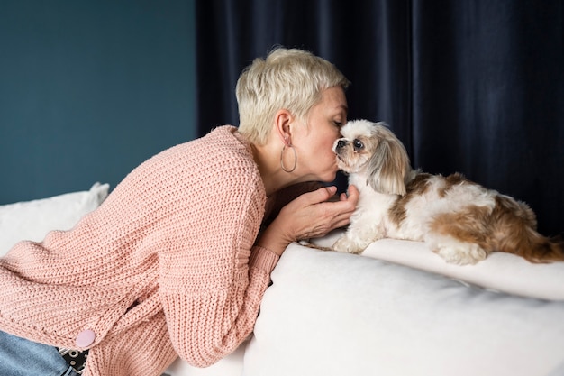 Foto gratuita anciano con su perro mascota