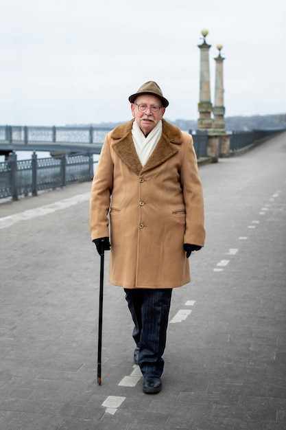 Anciano de tiro completo dando un paseo