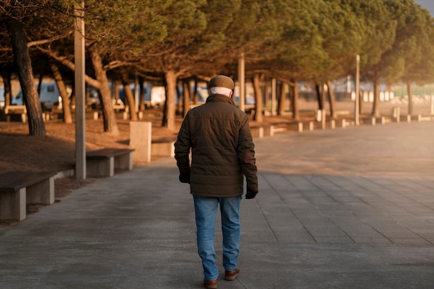 Foto gratuita anciano de tiro completo dando un paseo