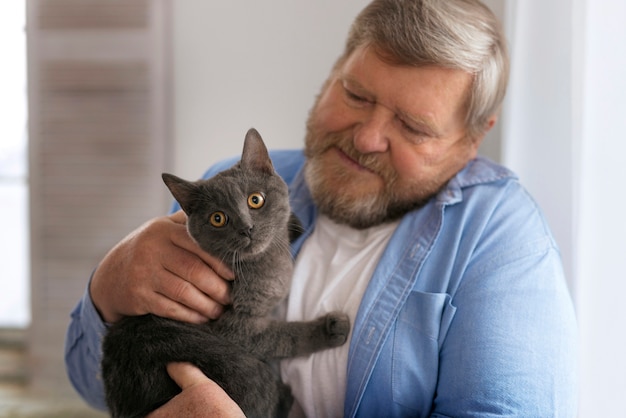 Anciano de tiro medio con gato