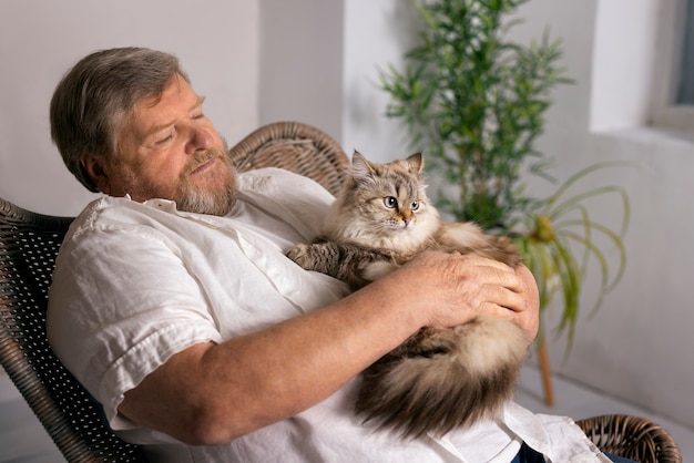 Anciano de tiro medio con gato