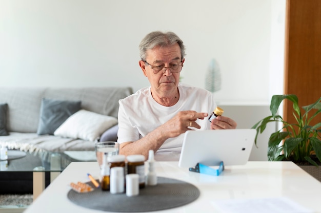 Anciano de tiro medio hablando con el médico en línea