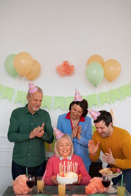 Ancianos celebrando su cumpleaños