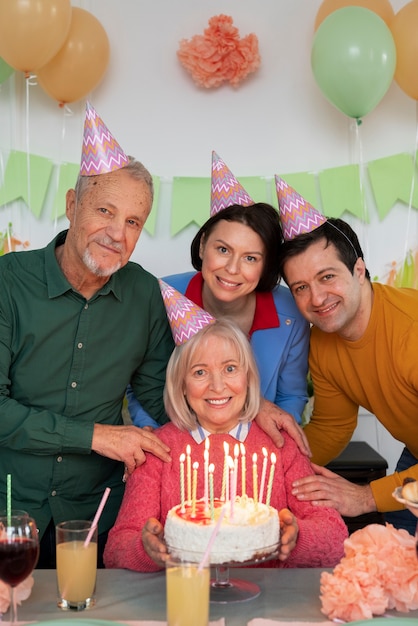 Ancianos celebrando su cumpleaños