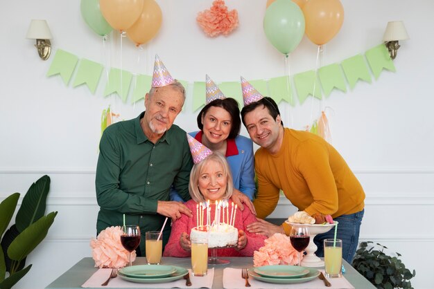 Ancianos celebrando su cumpleaños