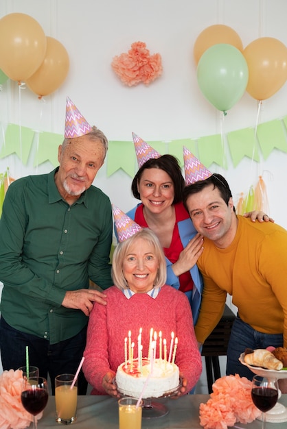Ancianos celebrando su cumpleaños
