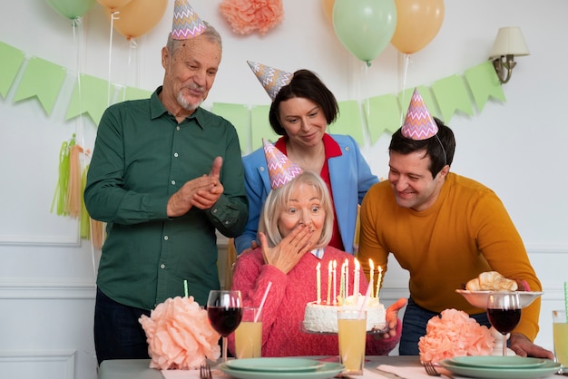 Ancianos celebrando su cumpleaños