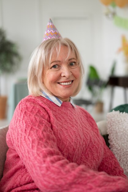 Ancianos celebrando su cumpleaños