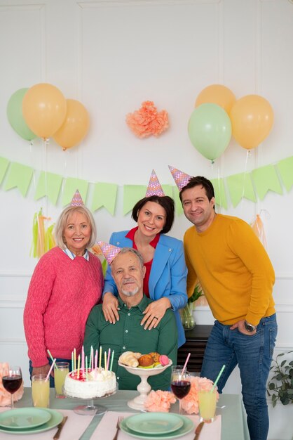 Ancianos celebrando su cumpleaños