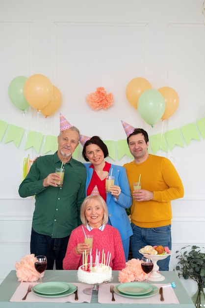 Ancianos celebrando su cumpleaños