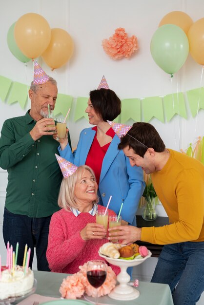 Ancianos celebrando su cumpleaños