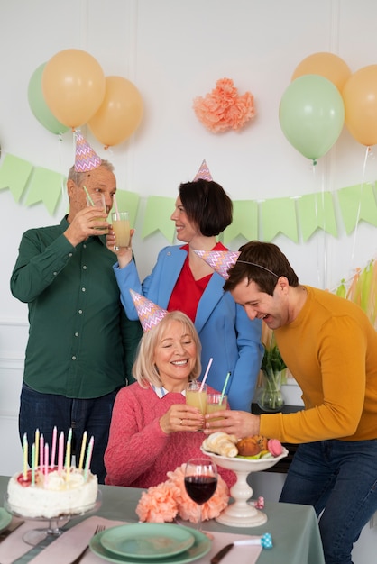 Ancianos celebrando su cumpleaños
