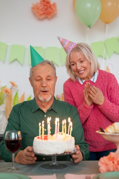 Ancianos celebrando su cumpleaños