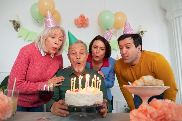 Ancianos celebrando su cumpleaños