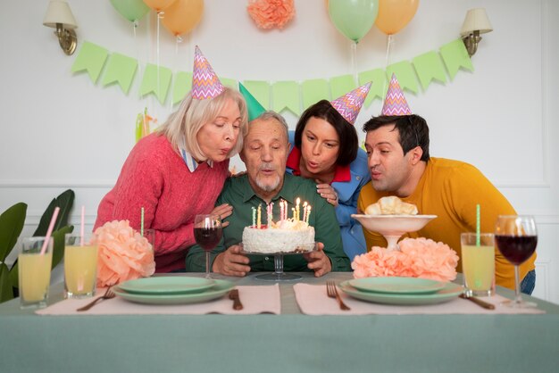 Ancianos celebrando su cumpleaños