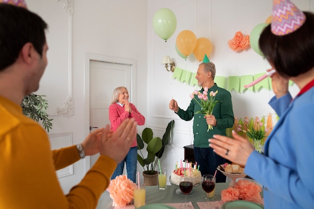 Ancianos celebrando su cumpleaños