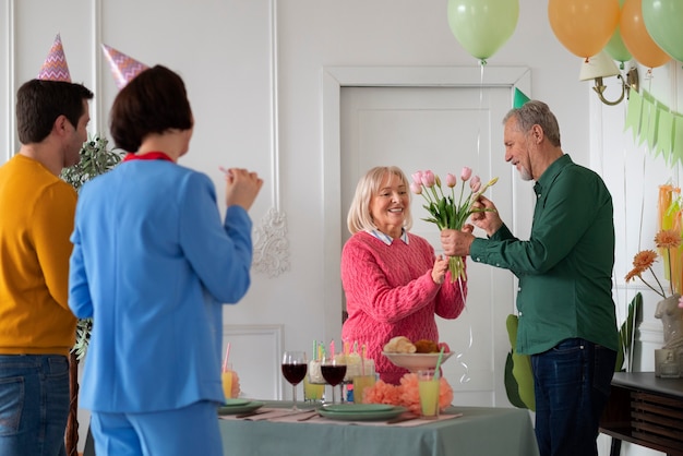 Ancianos celebrando su cumpleaños