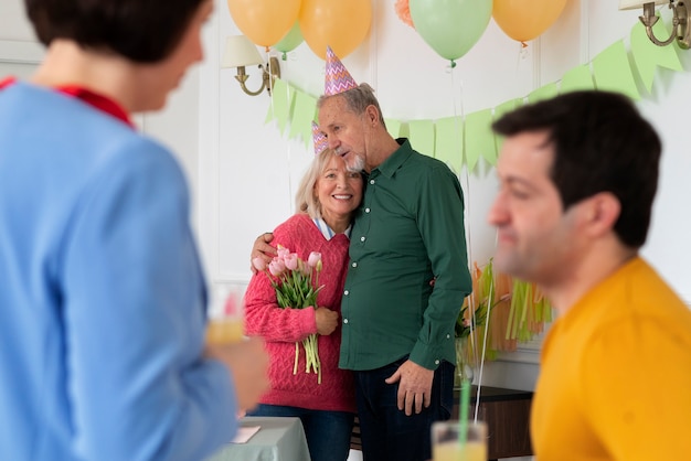 Ancianos celebrando su cumpleaños