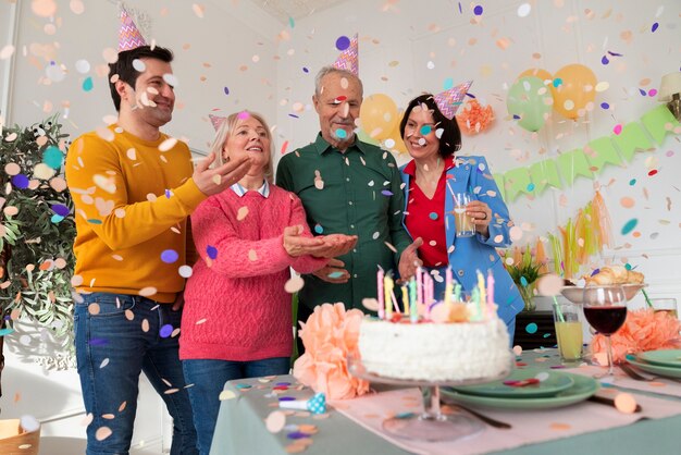 Ancianos celebrando su cumpleaños