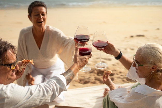 Ancianos divirtiéndose en la playa