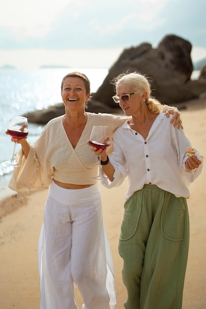 Foto gratuita ancianos divirtiéndose en la playa