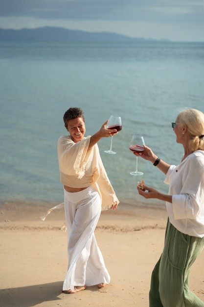 Foto gratuita ancianos divirtiéndose en la playa