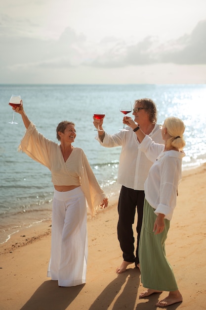 Foto gratuita ancianos divirtiéndose en la playa