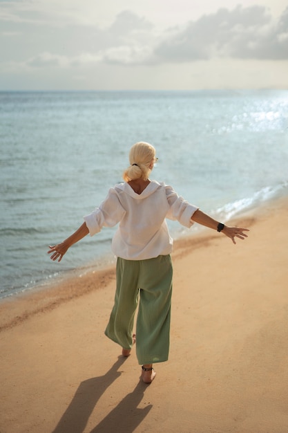 Foto gratuita ancianos divirtiéndose en la playa