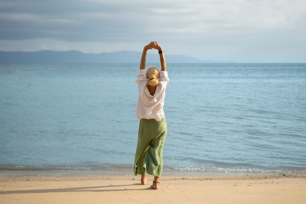 Foto gratuita ancianos divirtiéndose en la playa