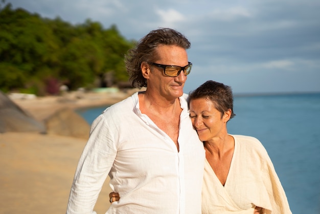 Ancianos divirtiéndose en la playa