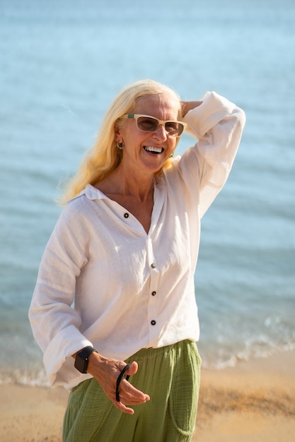 Foto gratuita ancianos divirtiéndose en la playa