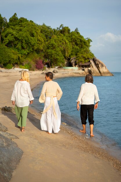 Ancianos divirtiéndose en la playa