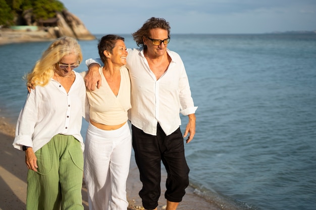 Foto gratuita ancianos divirtiéndose en la playa