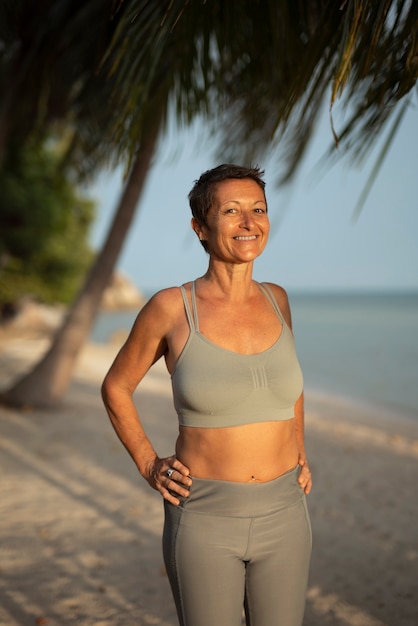 Foto gratuita ancianos divirtiéndose en la playa