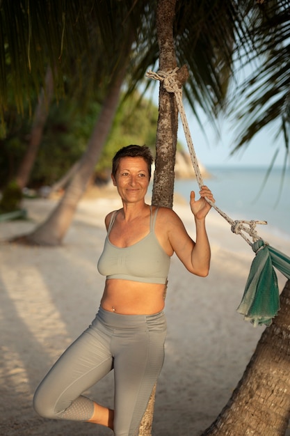 Foto gratuita ancianos divirtiéndose en la playa