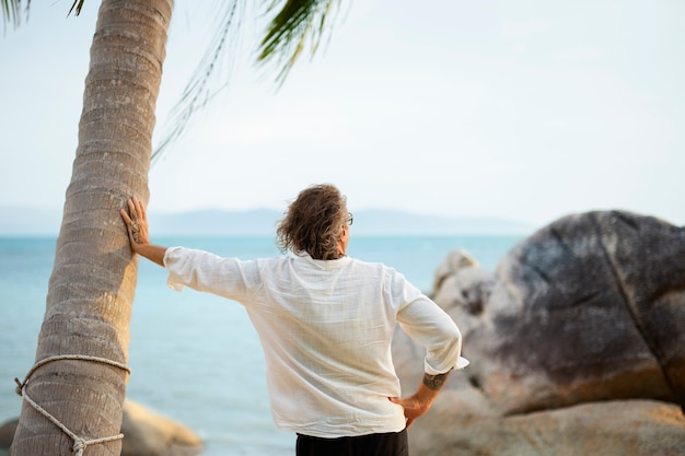 Ancianos divirtiéndose en la playa