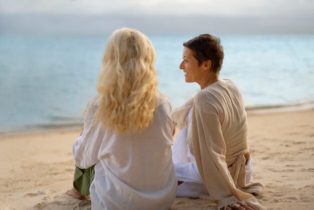 Ancianos divirtiéndose en la playa