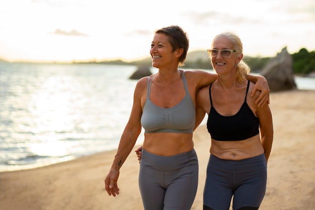 Ancianos divirtiéndose en la playa