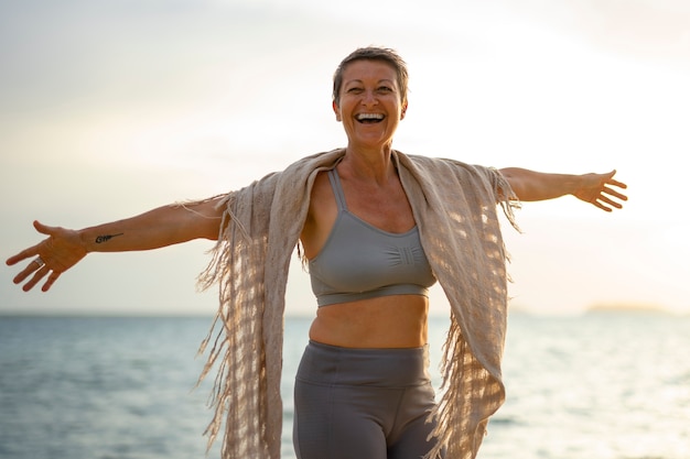 Ancianos divirtiéndose en la playa