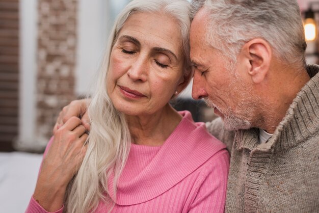 Ancianos encantadores celebrando el día de San Valentín