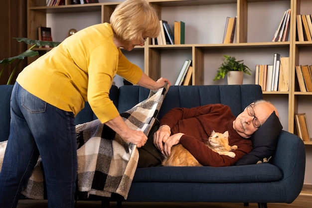 Foto gratuita ancianos con mascota gato