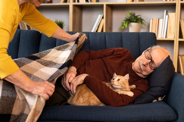 Ancianos con mascota gato