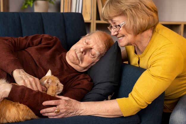 Ancianos con mascota gato