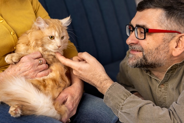 Foto gratuita ancianos con mascota gato