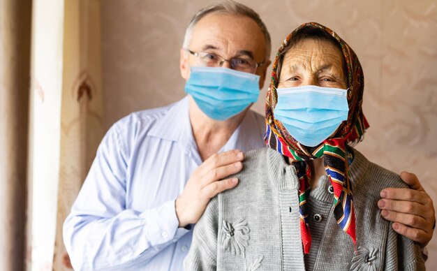 Ancianos mayores hombre y mujer con máscara protectora.