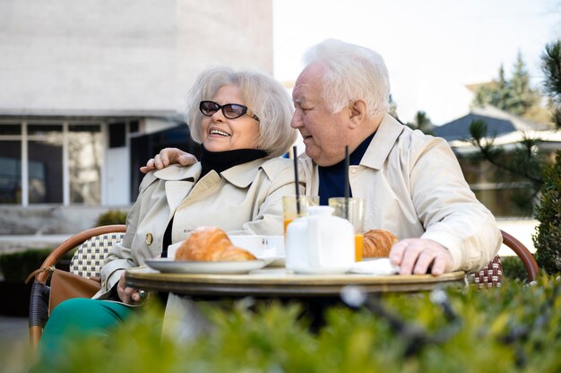 Ancianos sonrientes que datan de tiro medio.