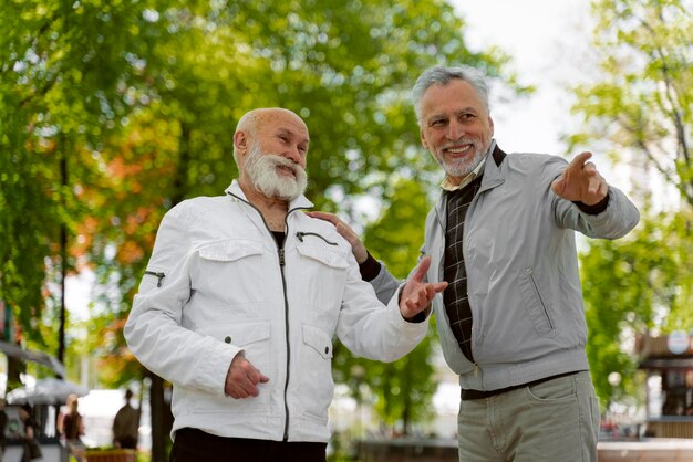 Ancianos de tiro medio al aire libre