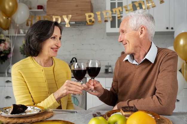 Ancianos de tiro medio celebrando juntos