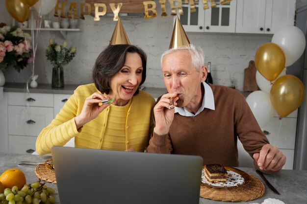 Ancianos de tiro medio celebrando juntos