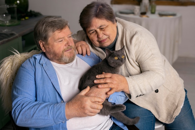 Foto gratuita ancianos de tiro medio con gato.